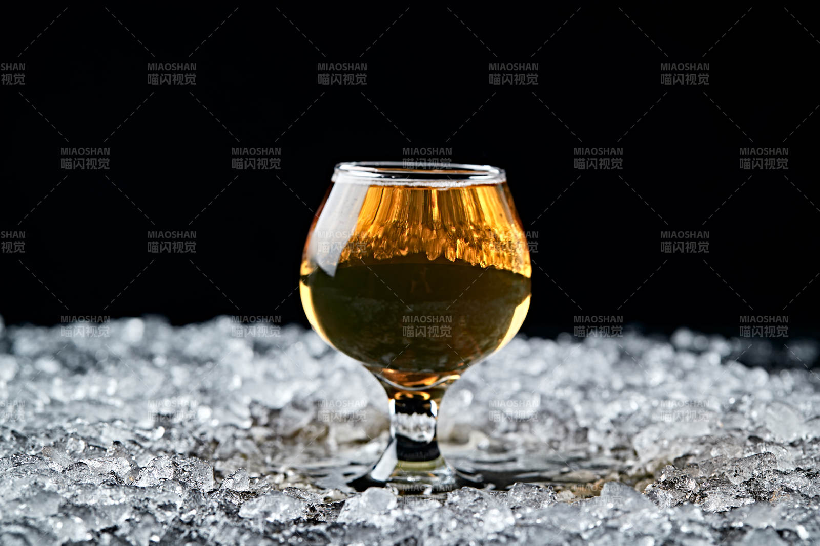 夏日里的冰镇精酿啤酒图片