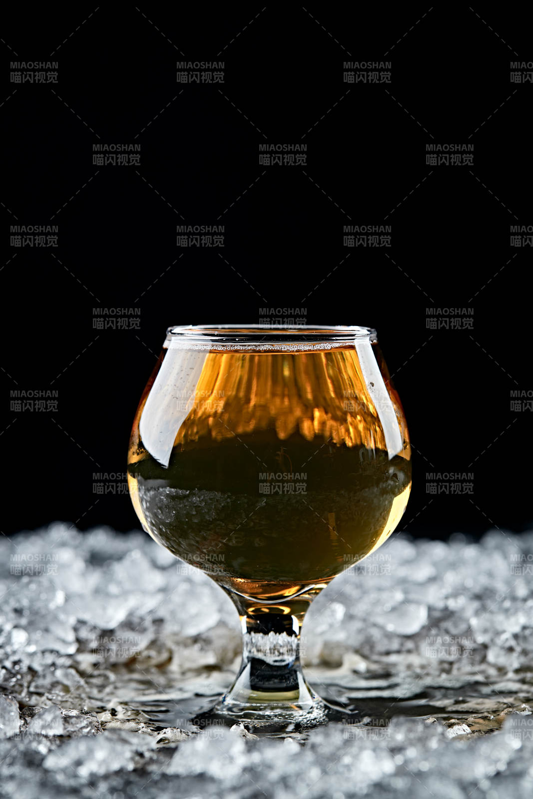 夏日里的冰镇精酿啤酒图片