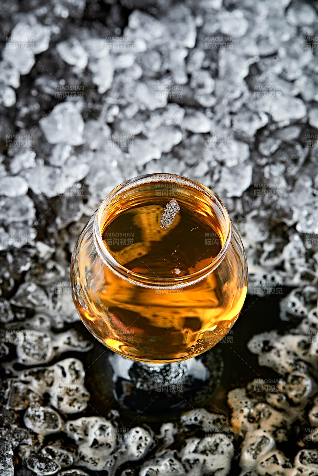 夏日里的冰镇精酿啤酒图片