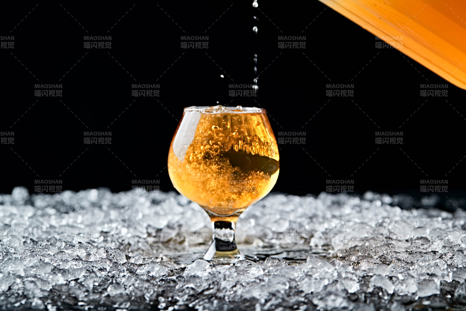 夏日里的冰镇精酿啤酒图片