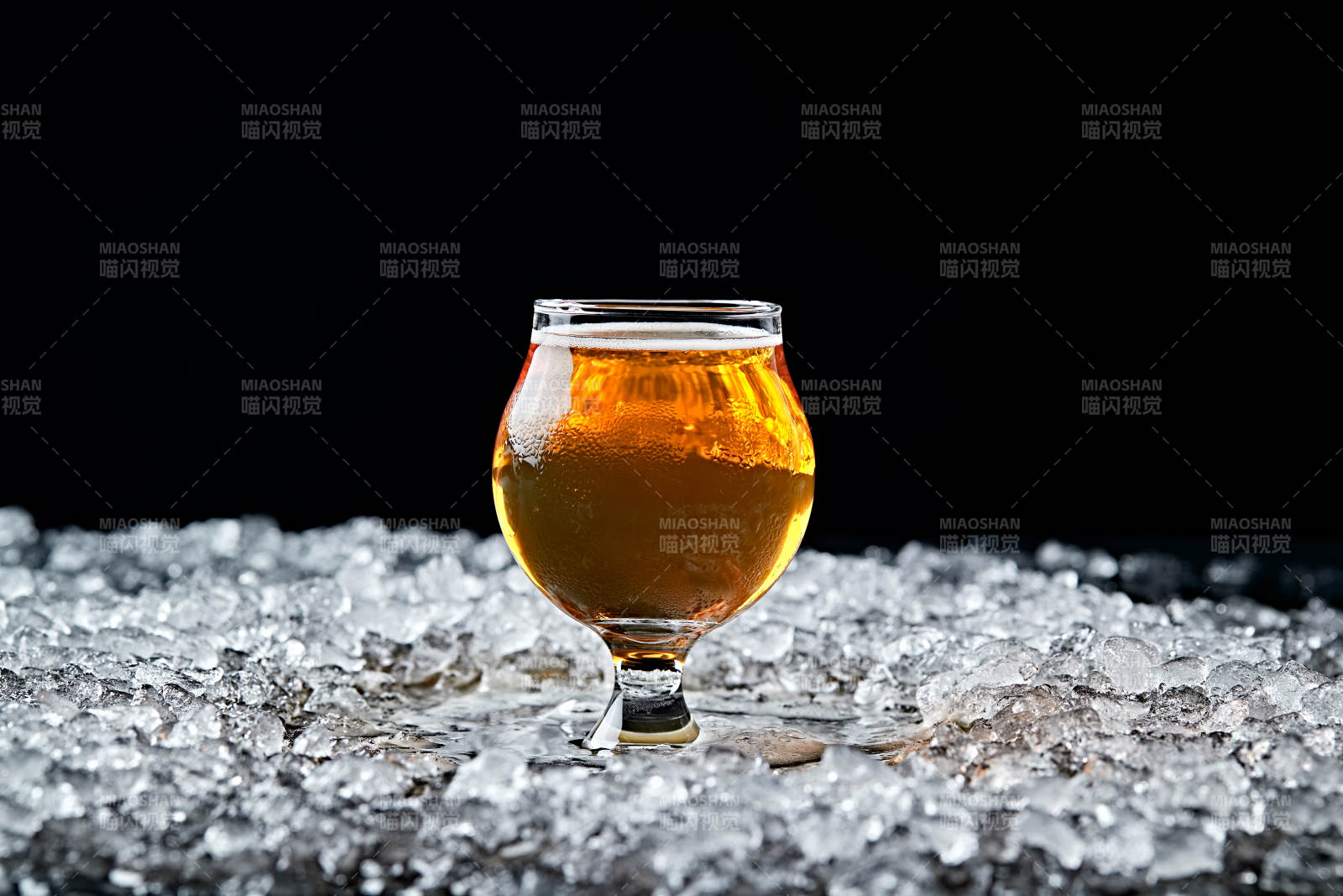 夏日里的冰镇精酿啤酒图片