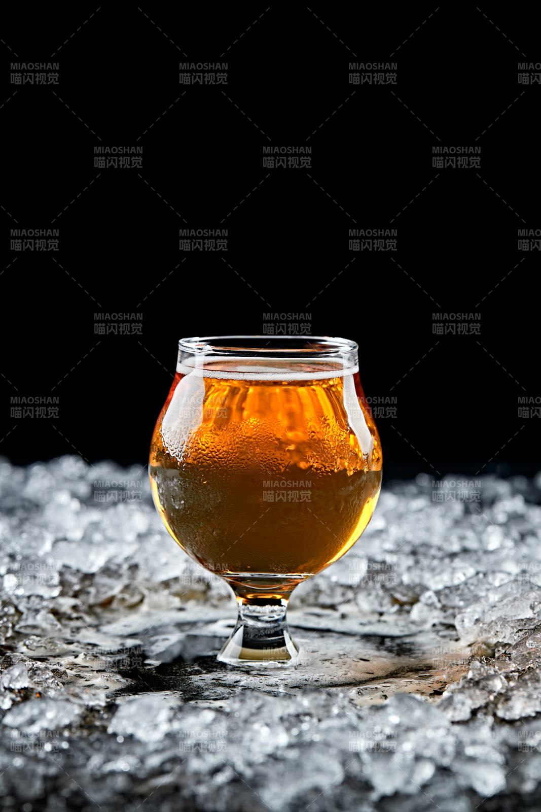 夏日里的冰镇精酿啤酒图片