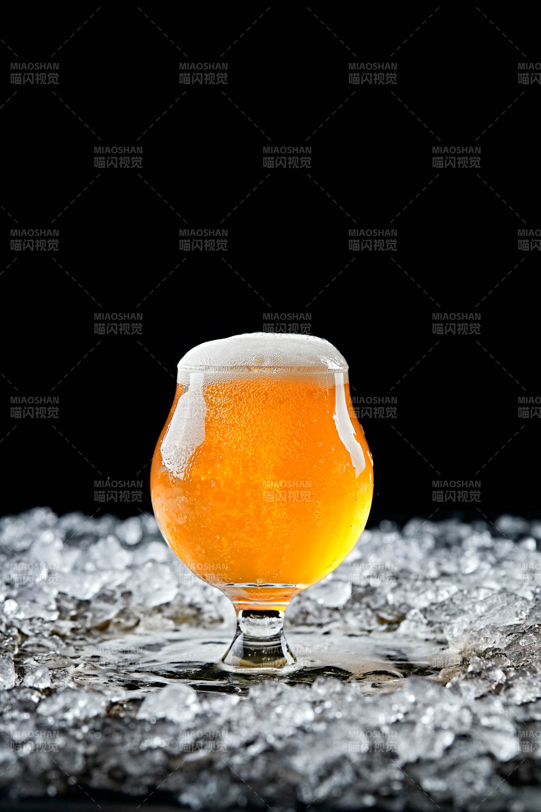 夏日里的冰镇精酿啤酒图片