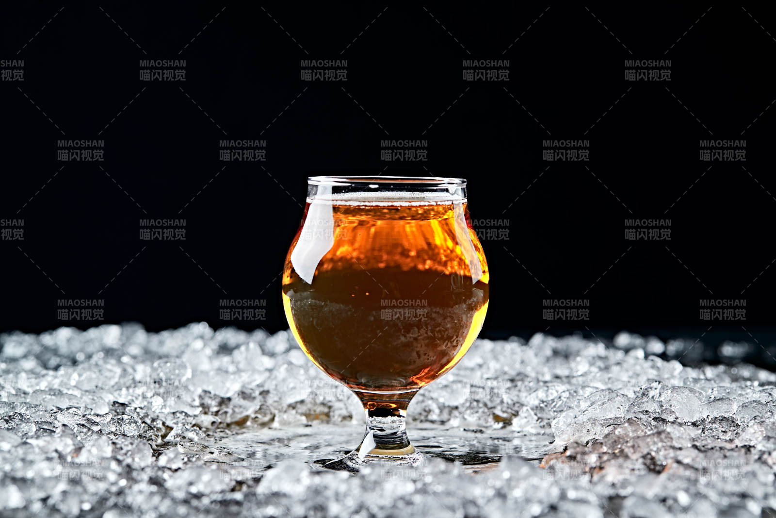 夏日里的冰镇精酿啤酒图片