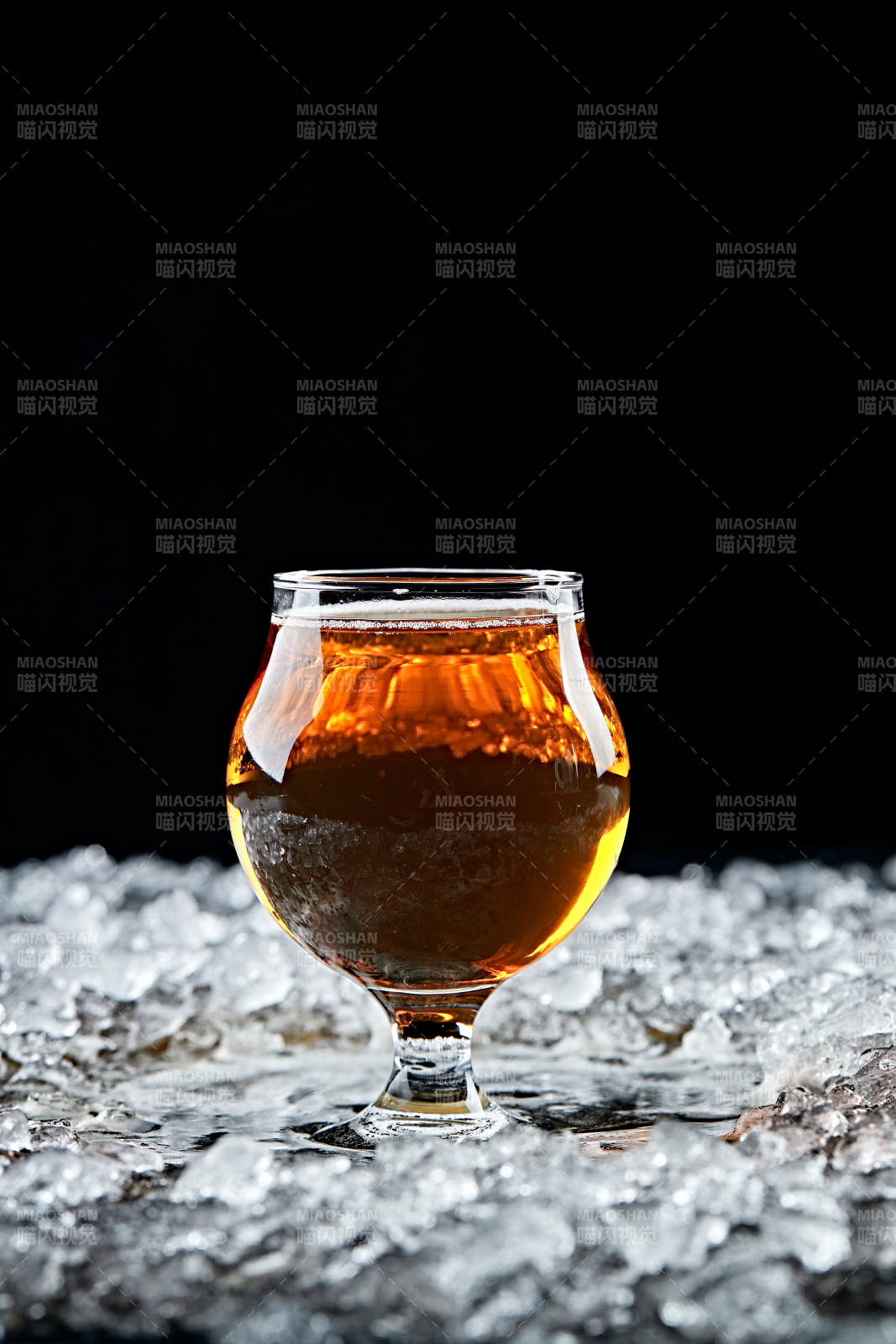 夏日里的冰镇精酿啤酒图片