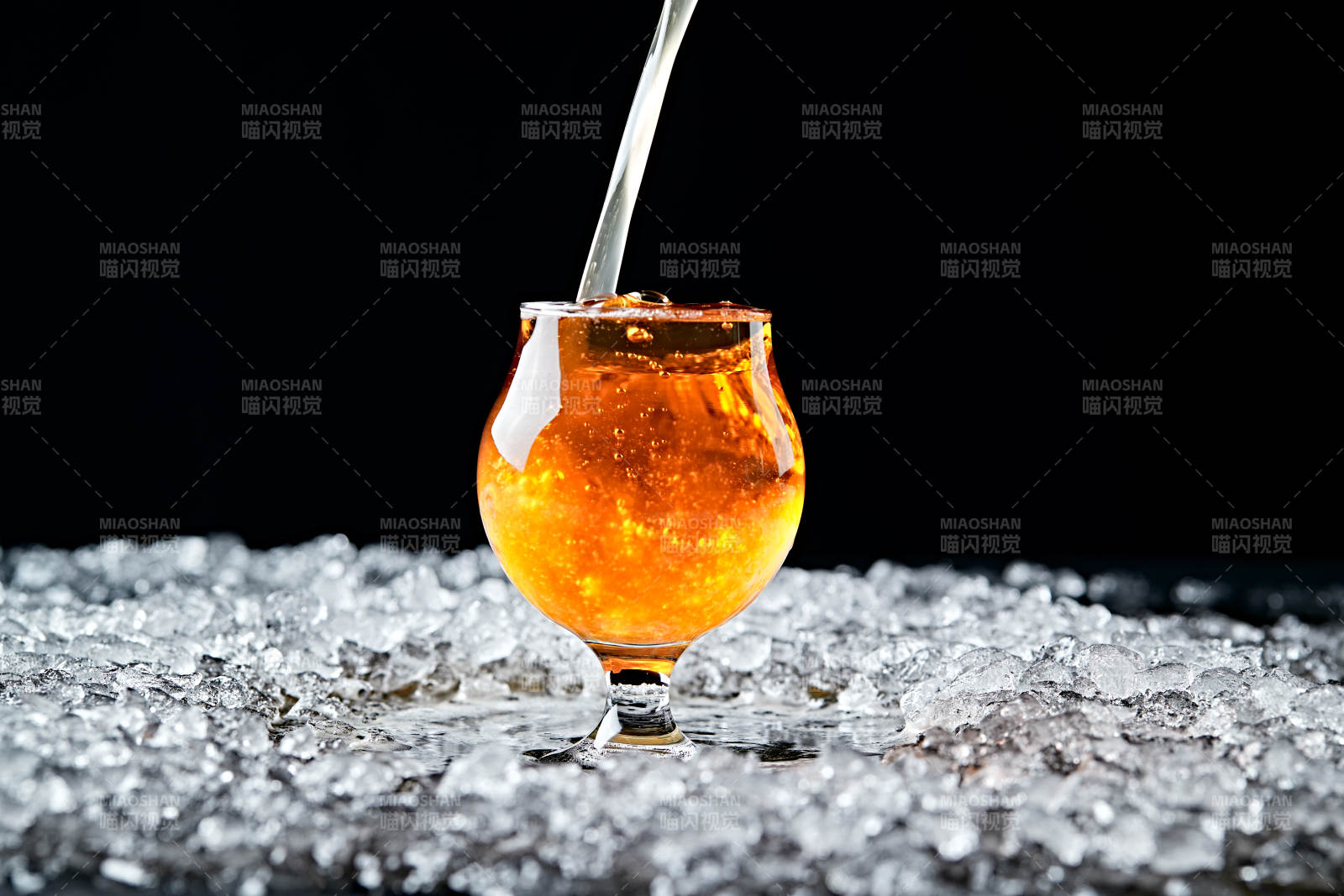 夏日里的冰镇精酿啤酒图片