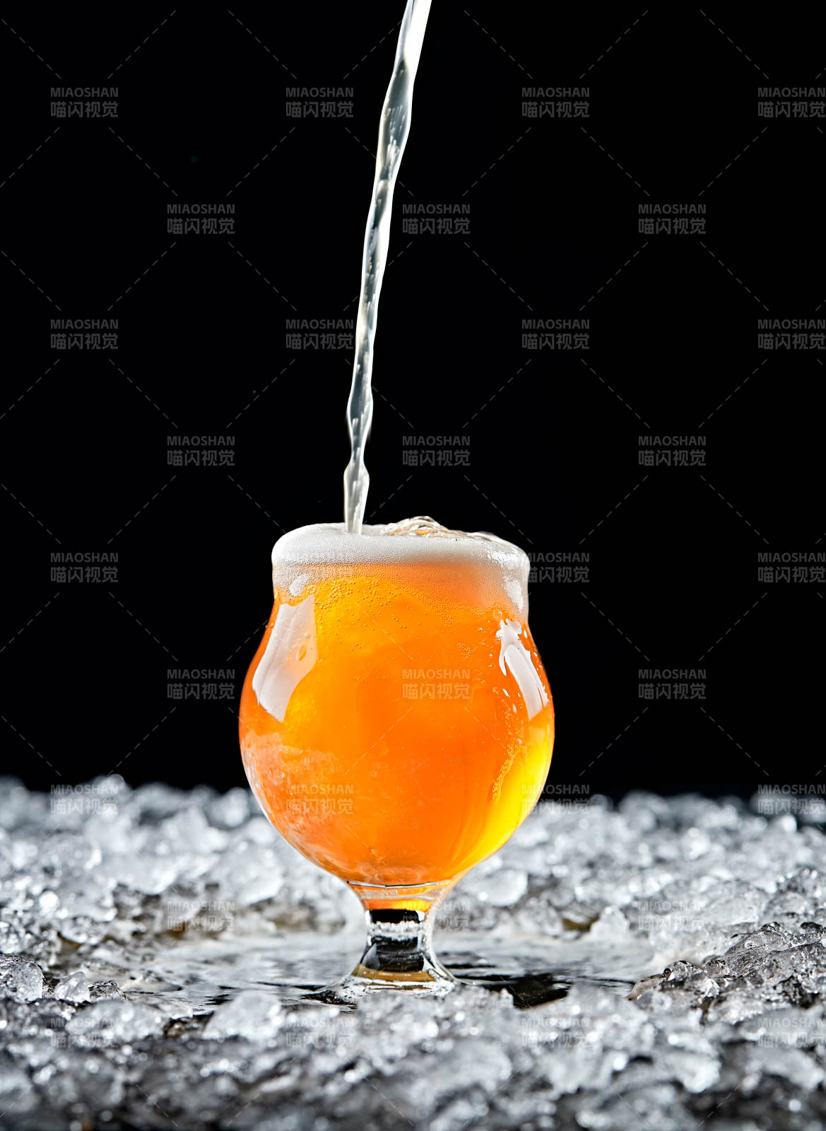 夏日里的冰镇精酿啤酒图片