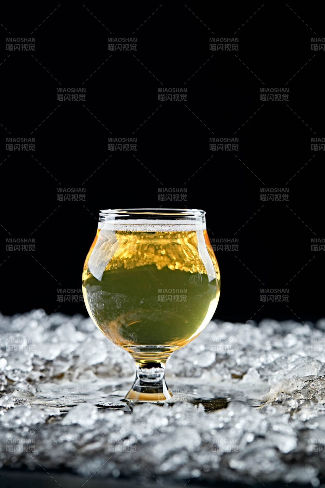 夏日里的冰镇精酿啤酒图片