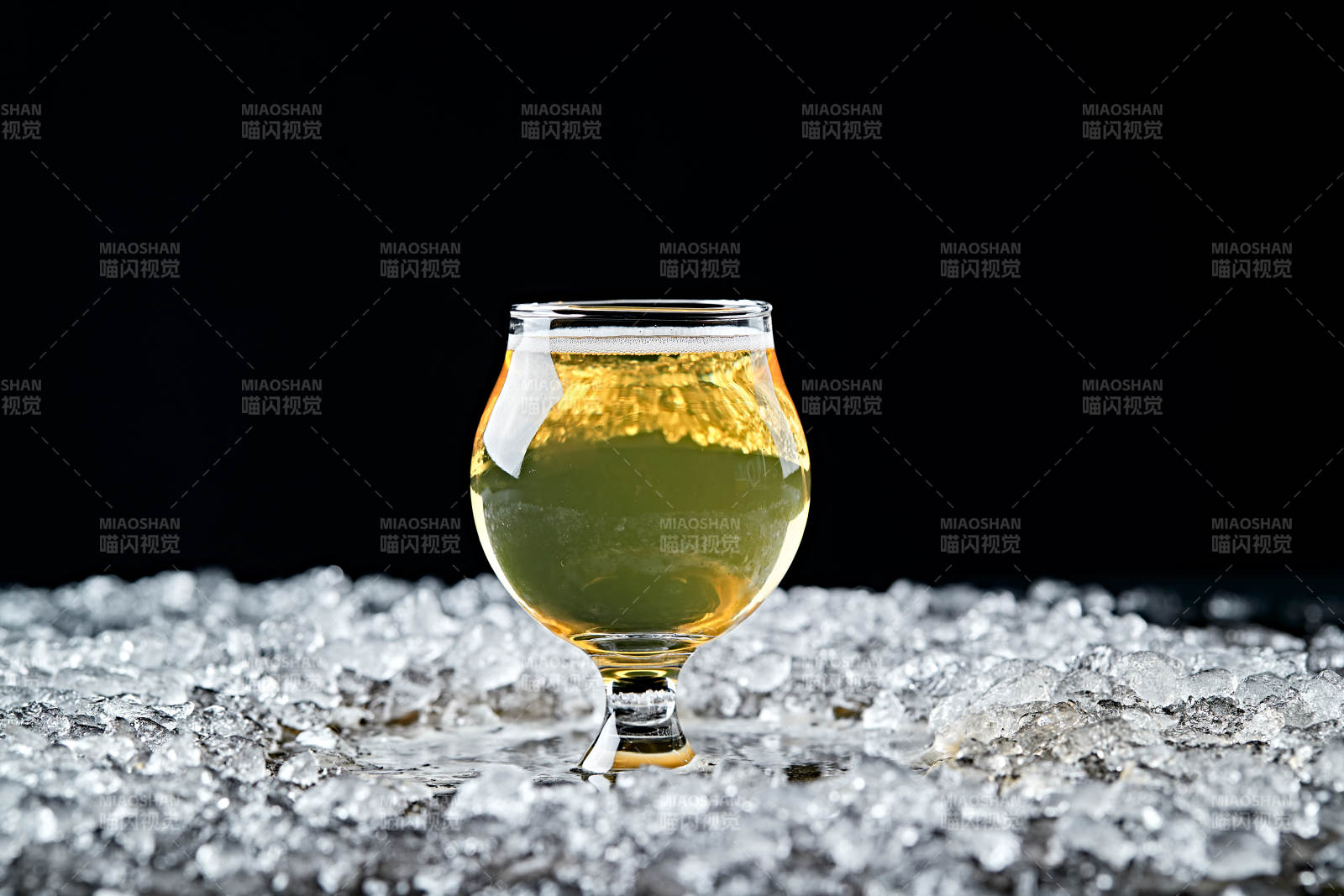 夏日里的冰镇精酿啤酒图片