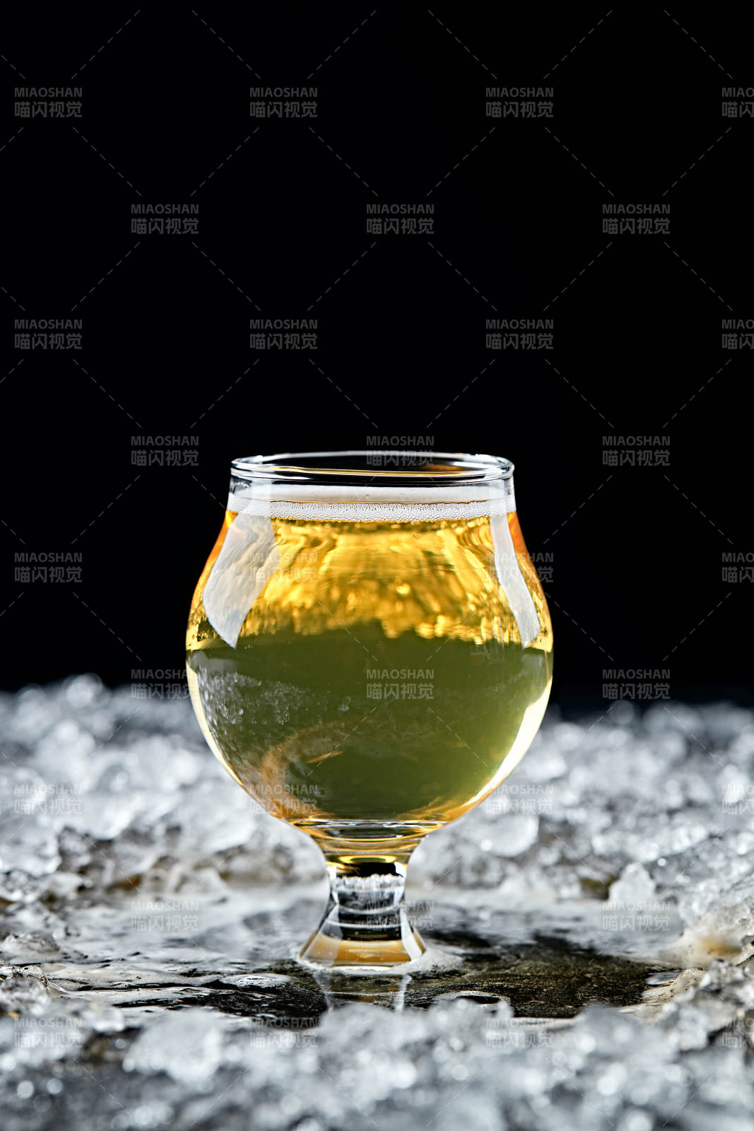 夏日里的冰镇精酿啤酒图片