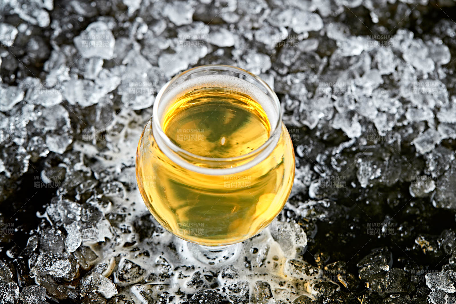 夏日里的冰镇精酿啤酒图片