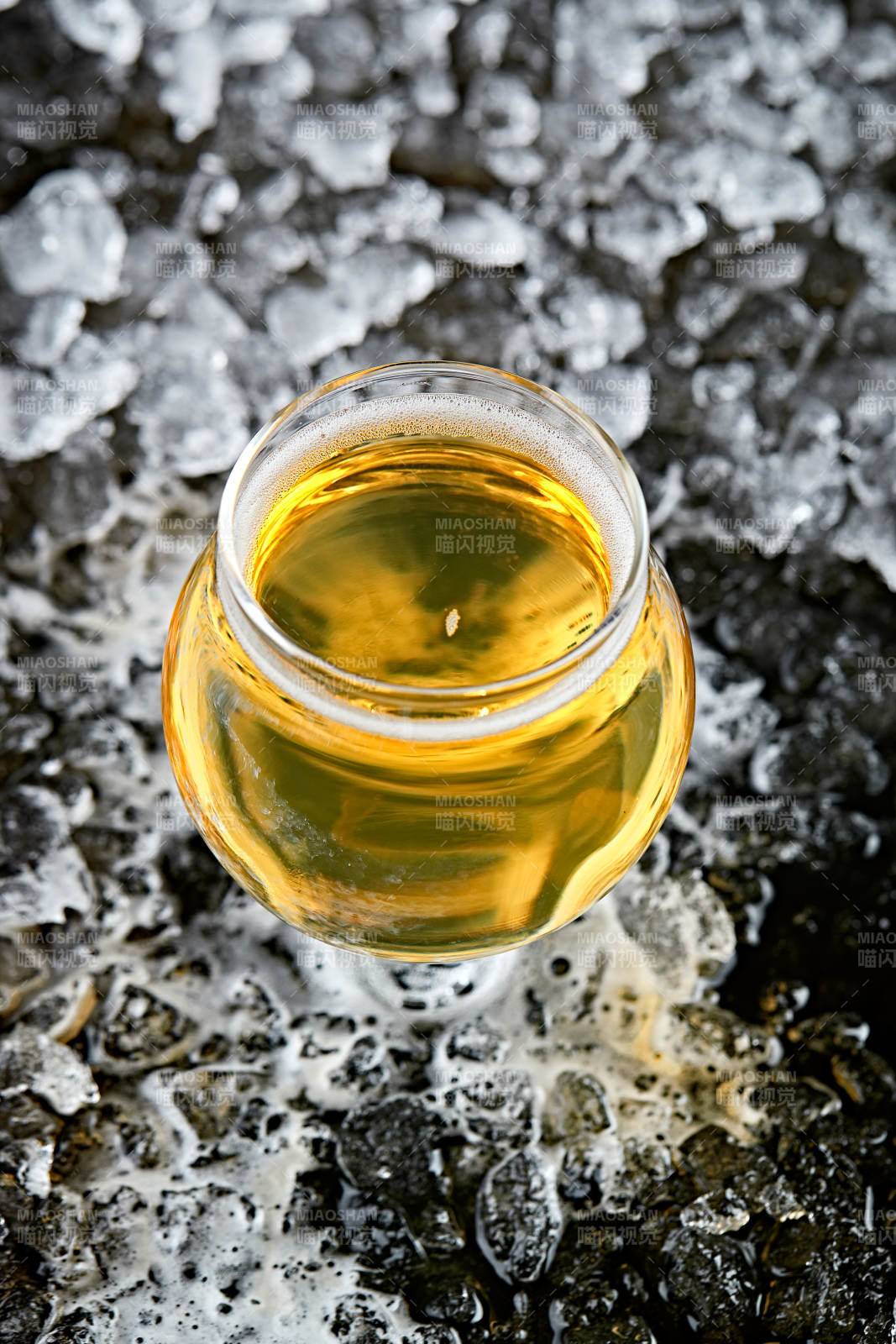 夏日里的冰镇精酿啤酒图片