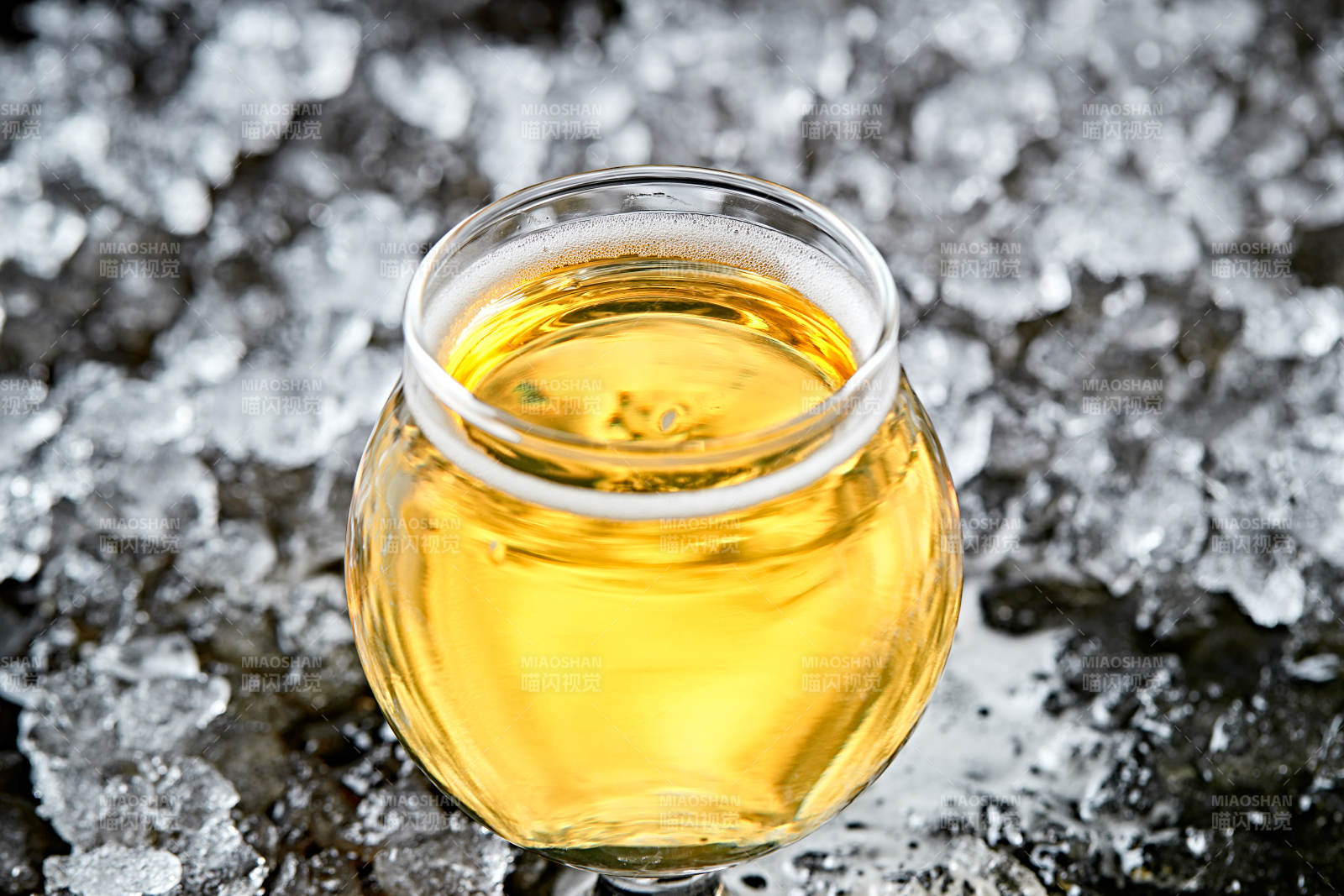 夏日里的冰镇精酿啤酒图片