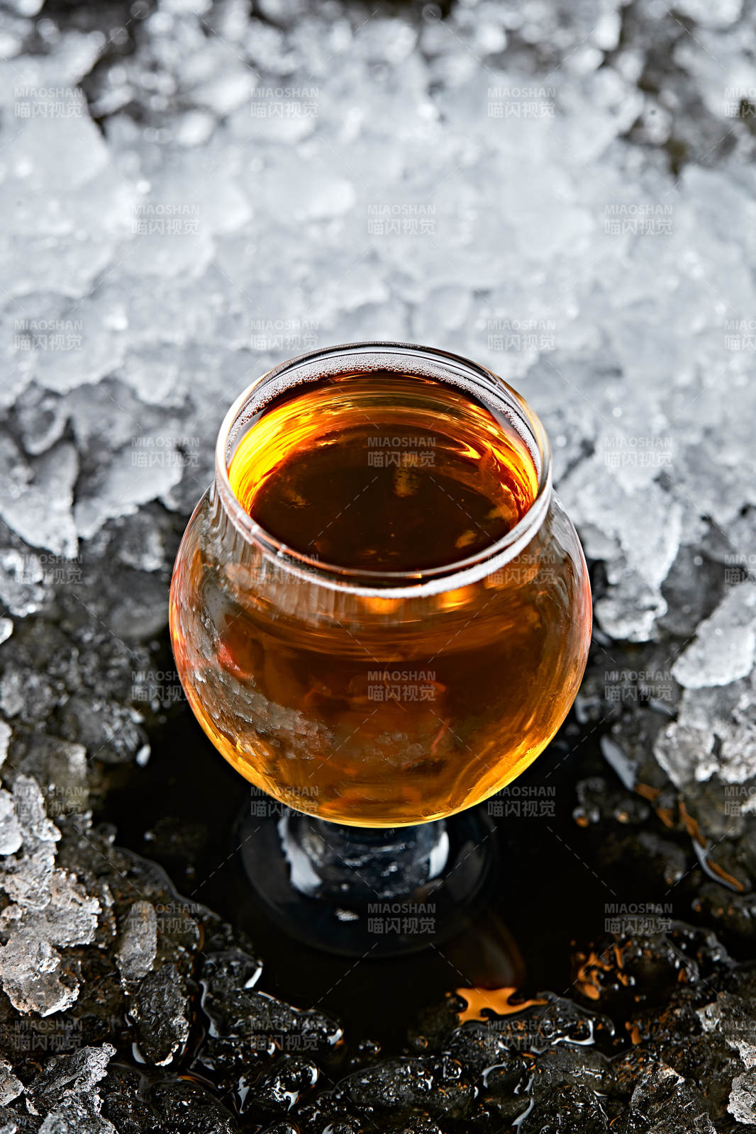 夏日里的冰镇精酿啤酒图片