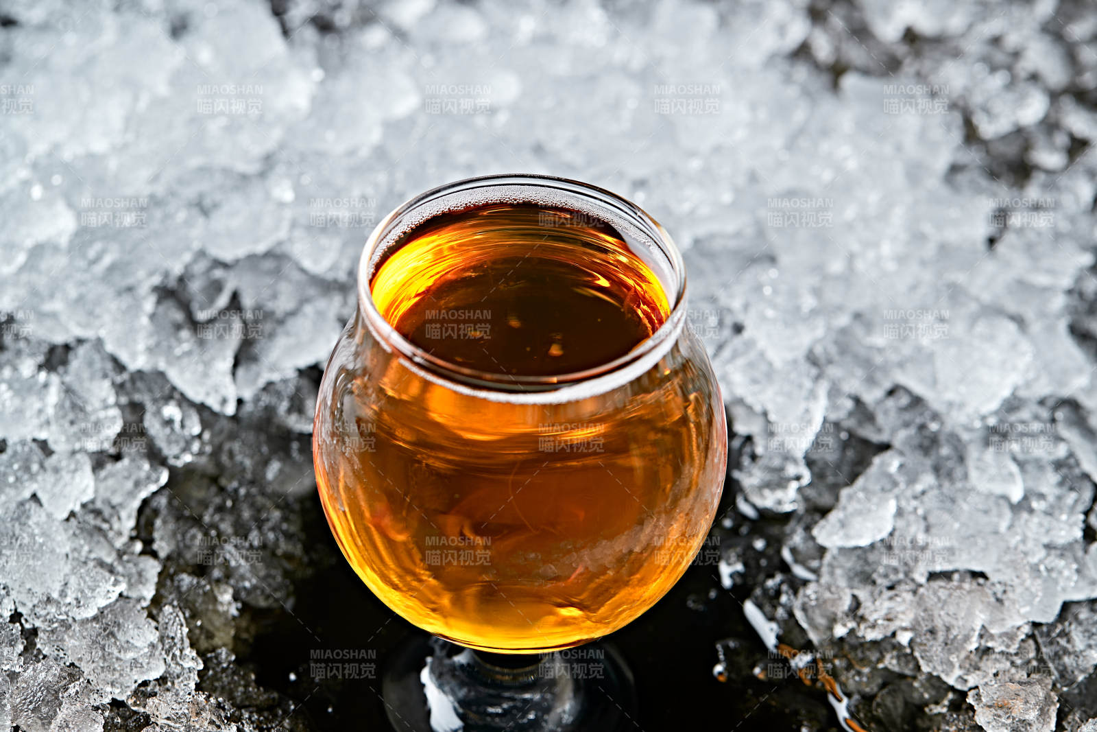 夏日里的冰镇精酿啤酒图片