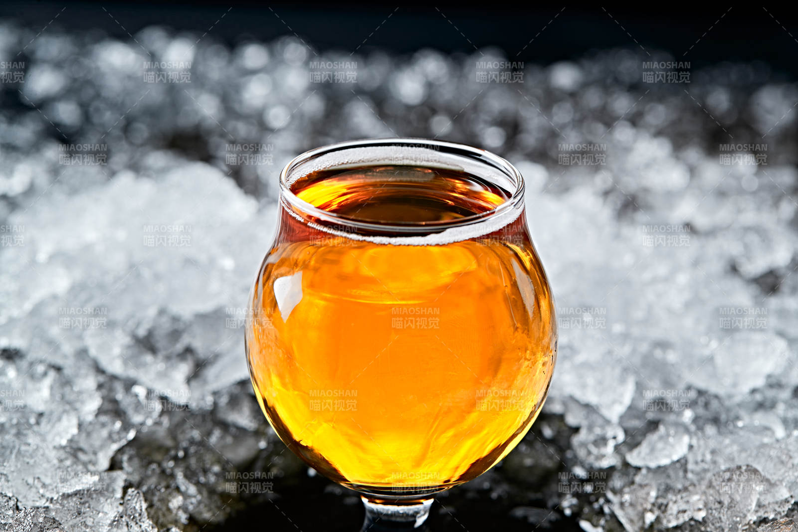 夏日里的冰镇精酿啤酒图片