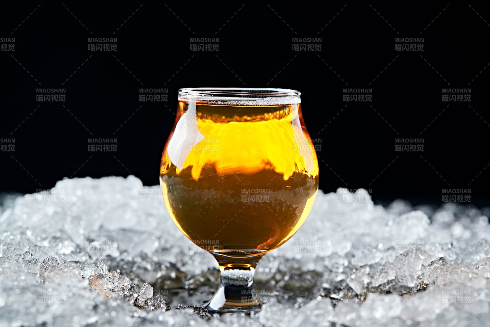 夏日里的冰镇精酿啤酒图片