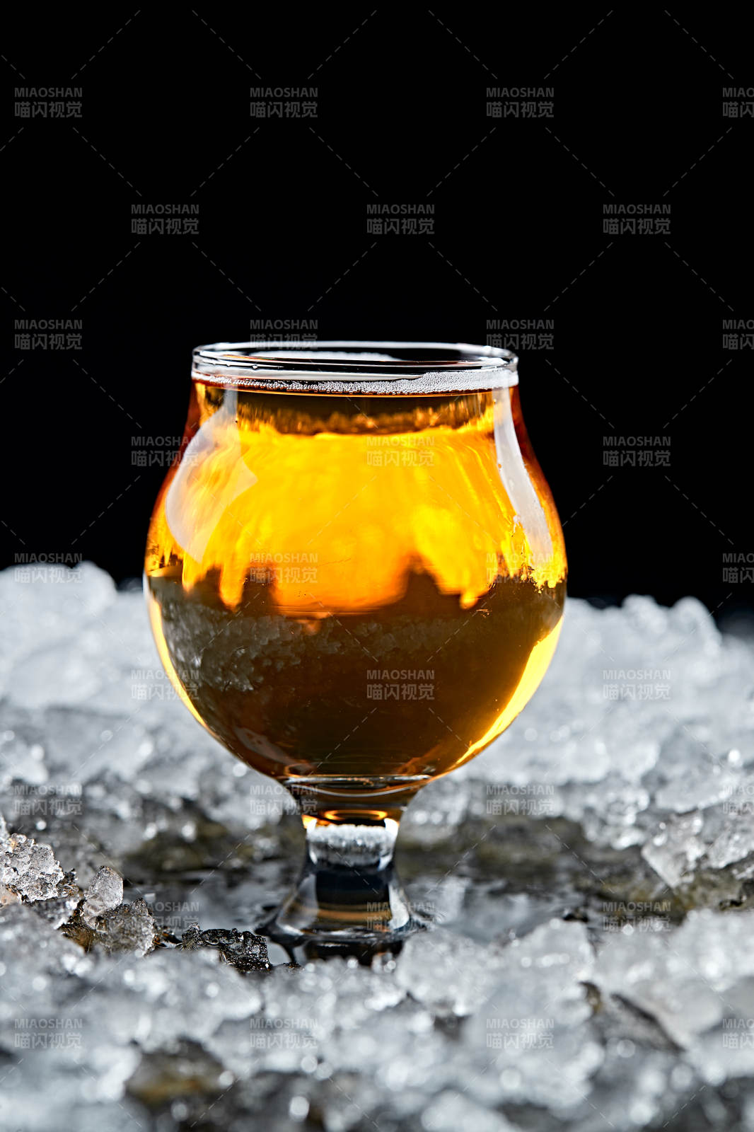 夏日里的冰镇精酿啤酒图片