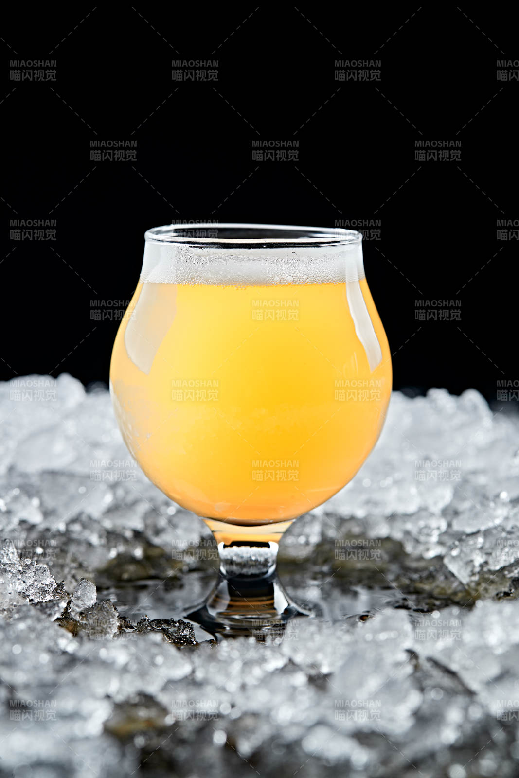 夏日里的冰镇精酿啤酒图片