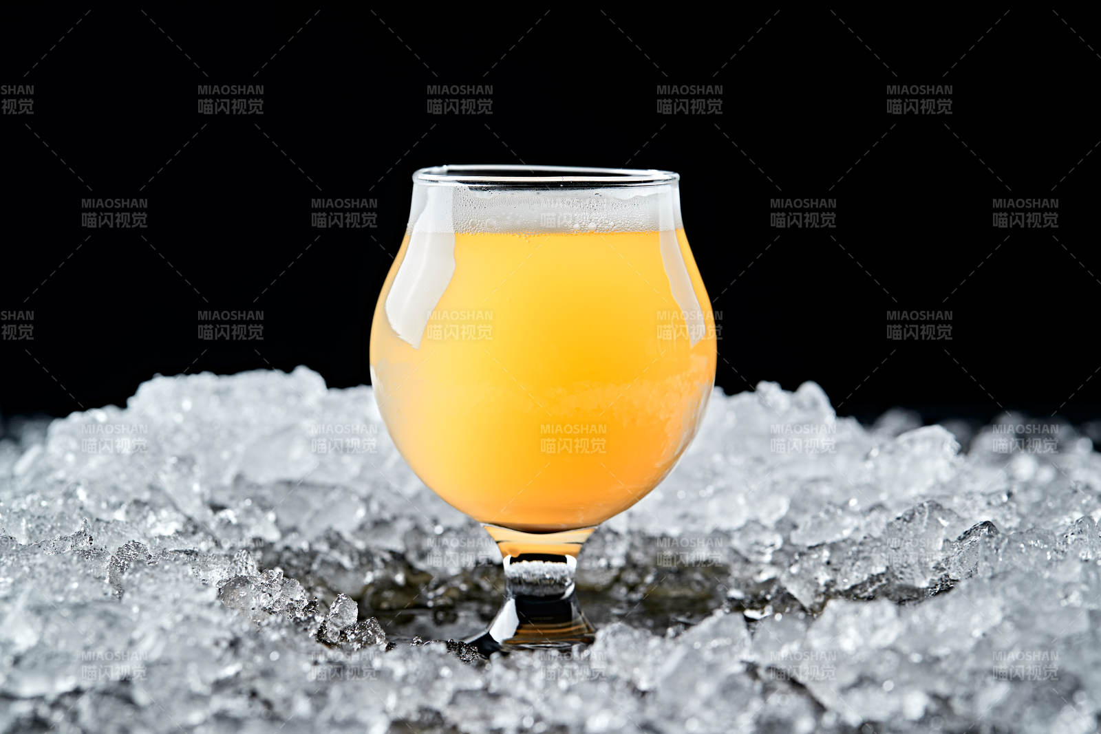 夏日里的冰镇精酿啤酒图片