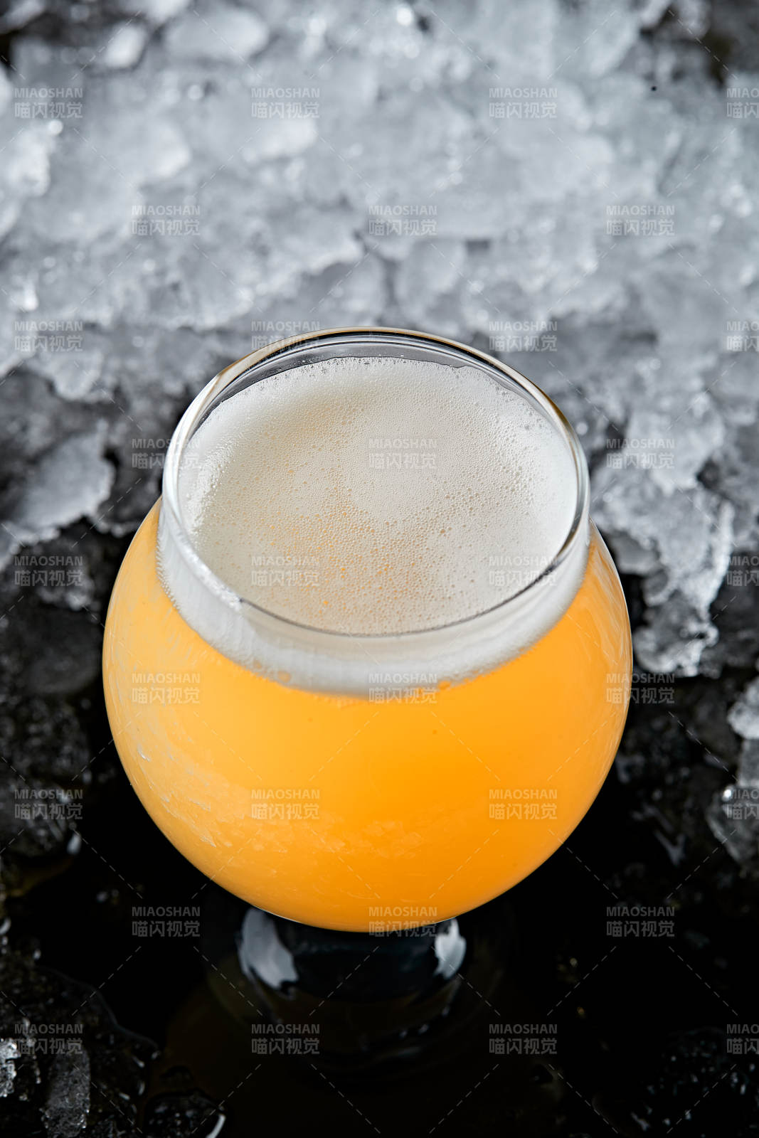 夏日里的冰镇精酿啤酒图片