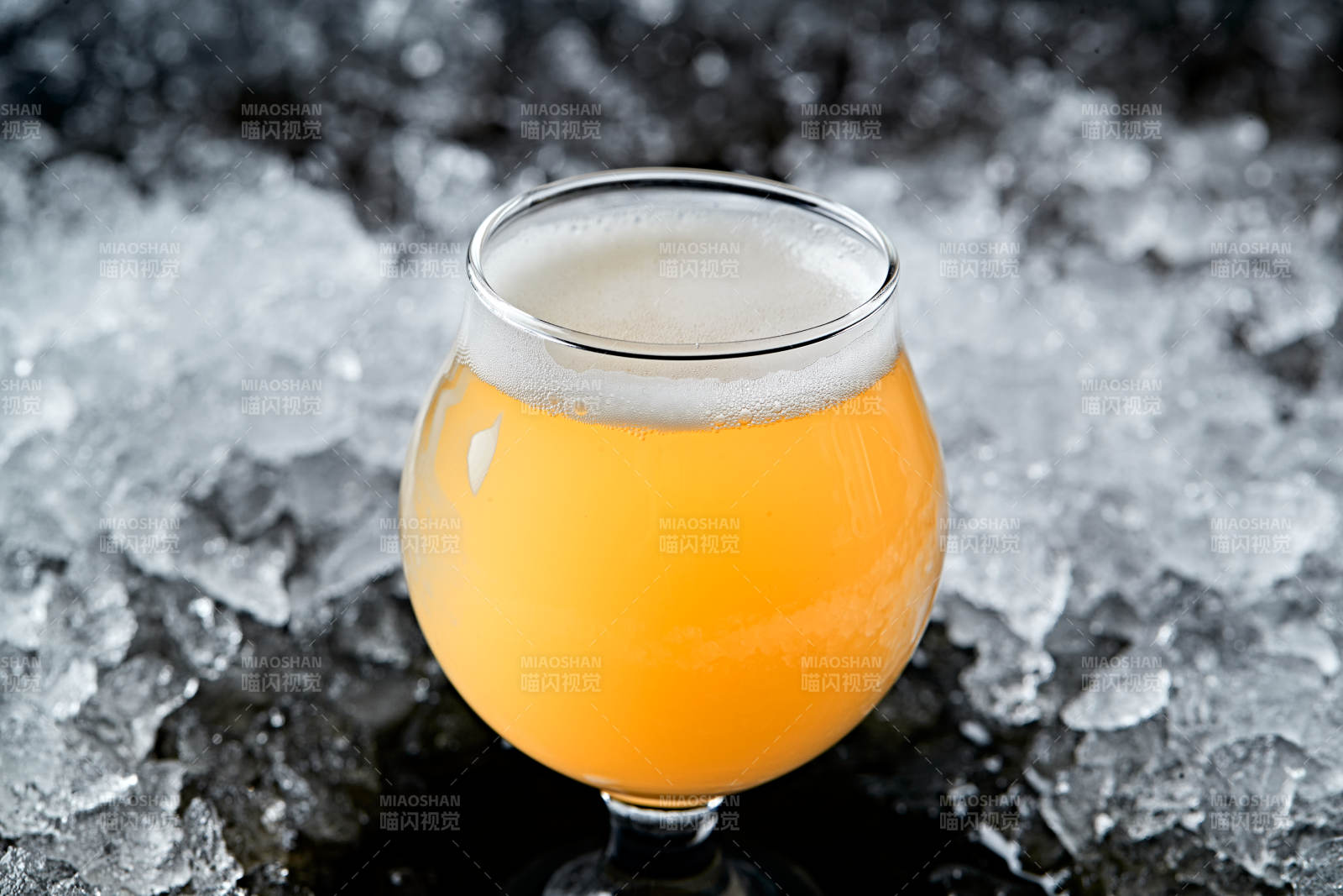 夏日里的冰镇精酿啤酒图片