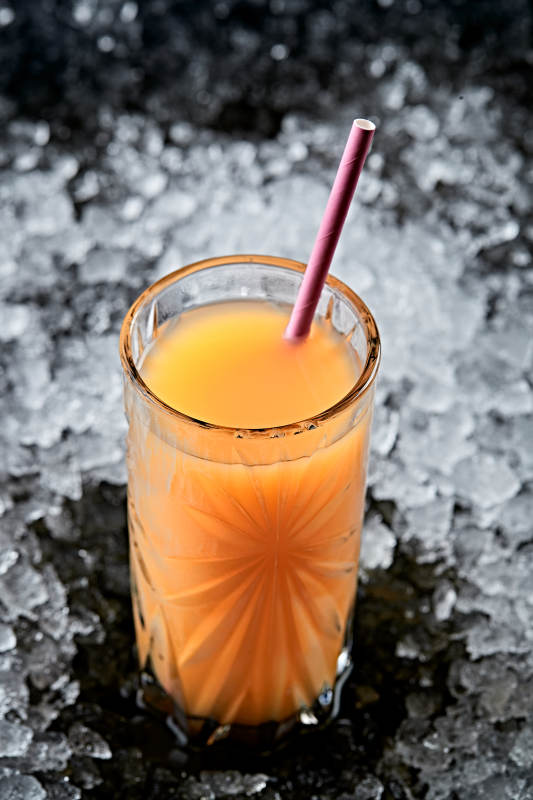 调制含酒精类饮品芒果汁伏特加图片