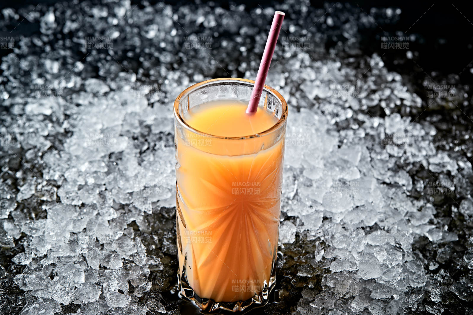 调制含酒精类饮品芒果汁伏特加图片