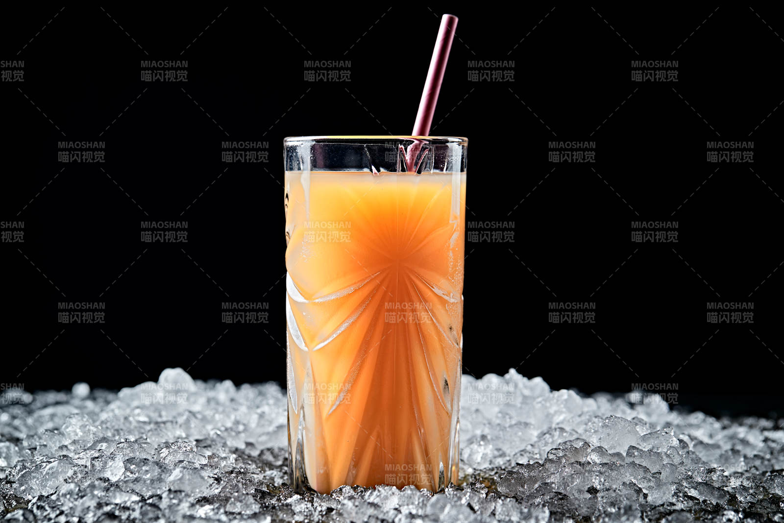 调制含酒精类饮品芒果汁伏特加图片