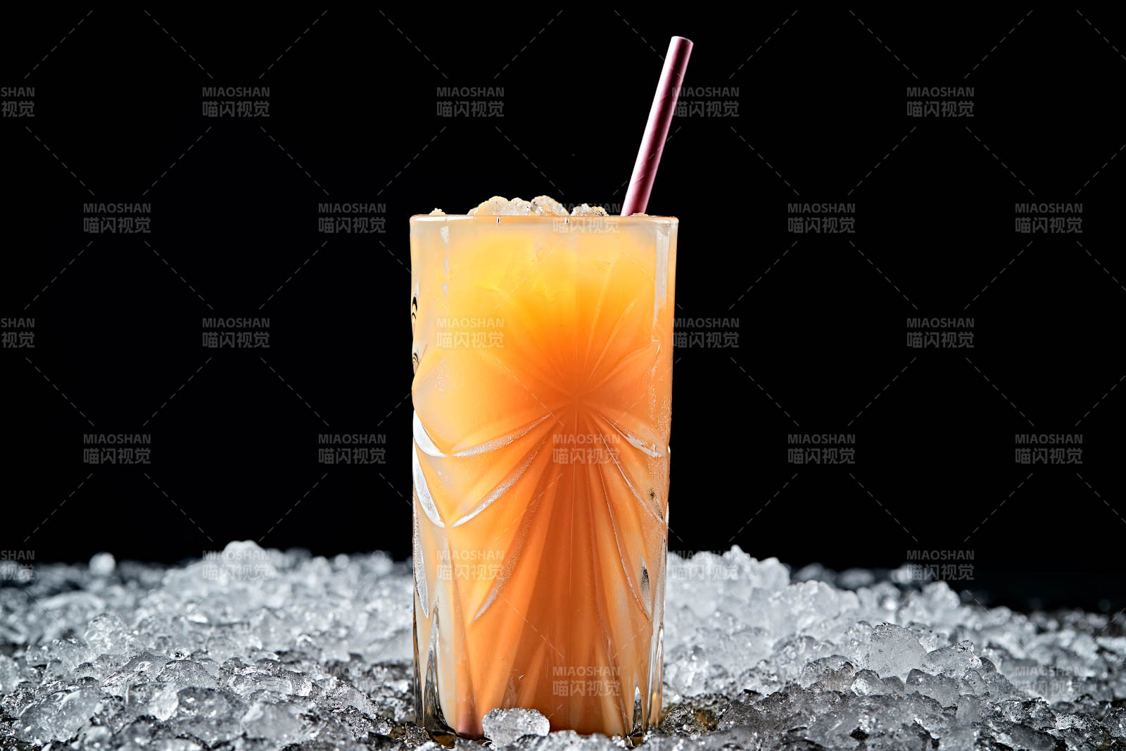 调制含酒精类饮品芒果汁伏特加图片