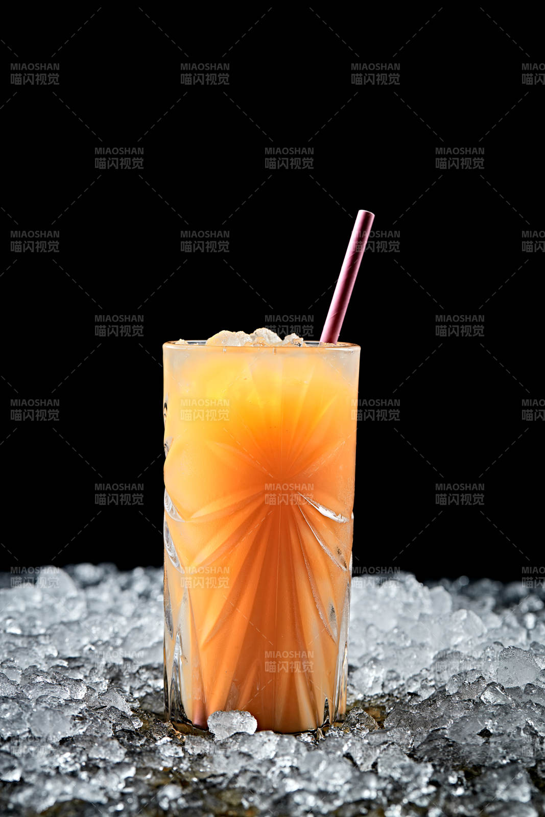 调制含酒精类饮品芒果汁伏特加图片