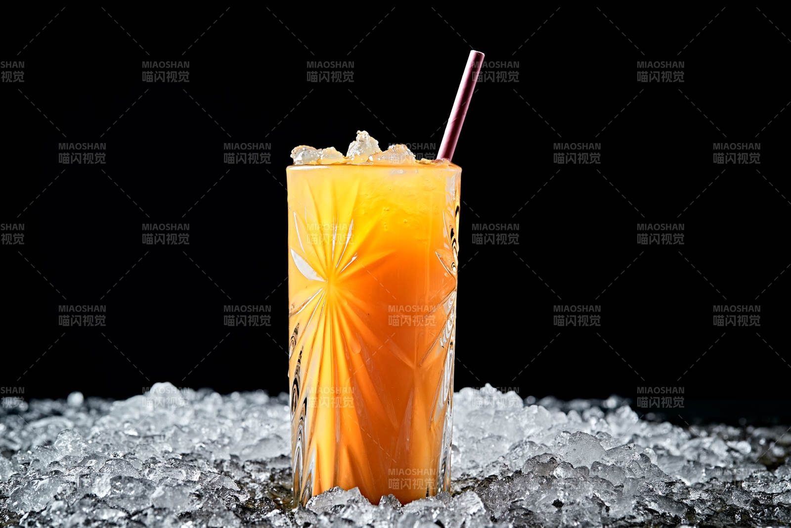 调制含酒精类饮品芒果汁伏特加图片