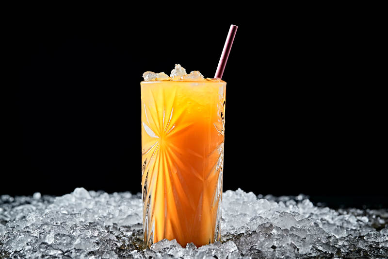 调制含酒精类饮品芒果汁伏特加图片