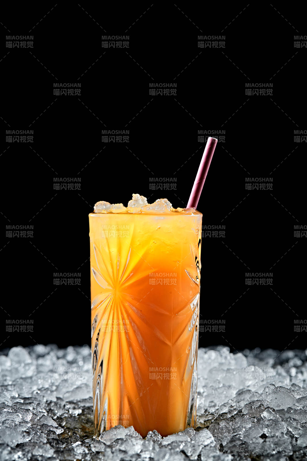 调制含酒精类饮品芒果汁伏特加图片