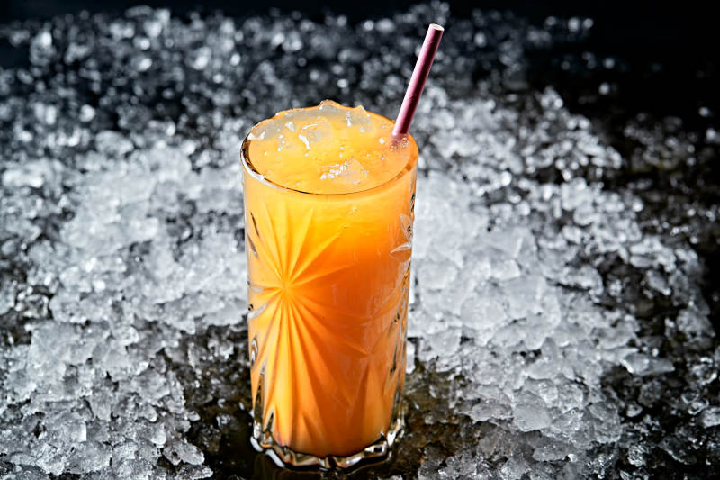 调制含酒精类饮品芒果汁伏特加图片