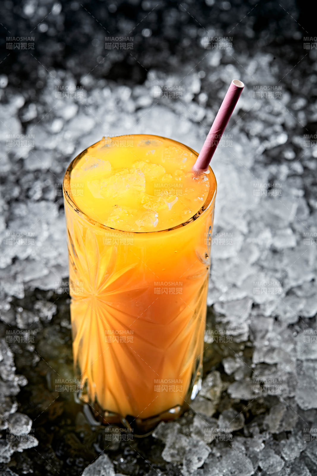 调制含酒精类饮品芒果汁伏特加图片