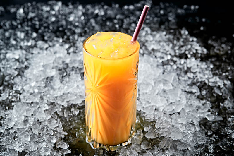 调制含酒精类饮品芒果汁伏特加图片