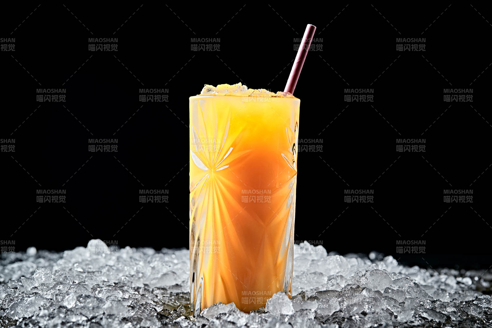 调制含酒精类饮品芒果汁伏特加图片