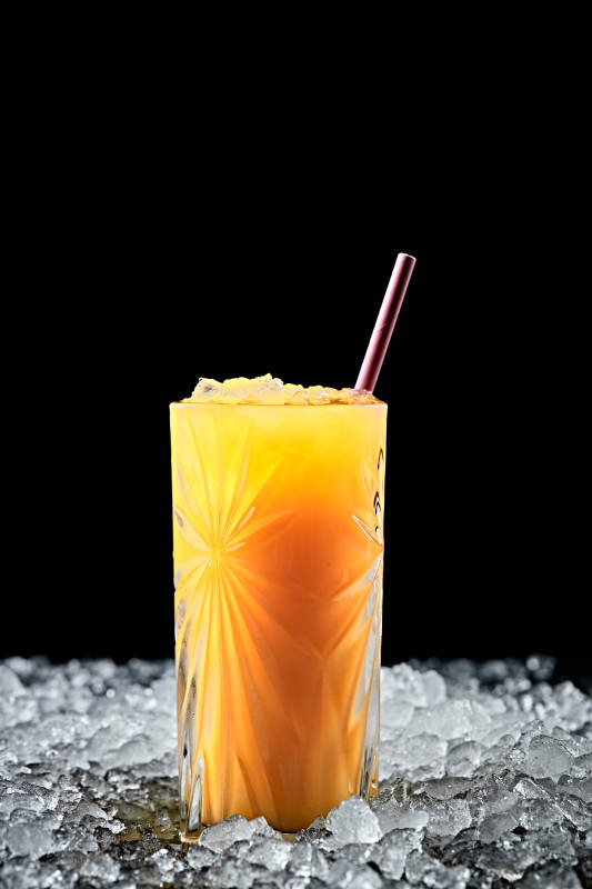 调制含酒精类饮品芒果汁伏特加图片