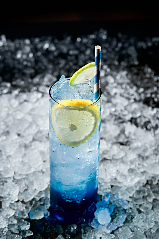 调制含酒精类饮品蓝橙伏特加图片