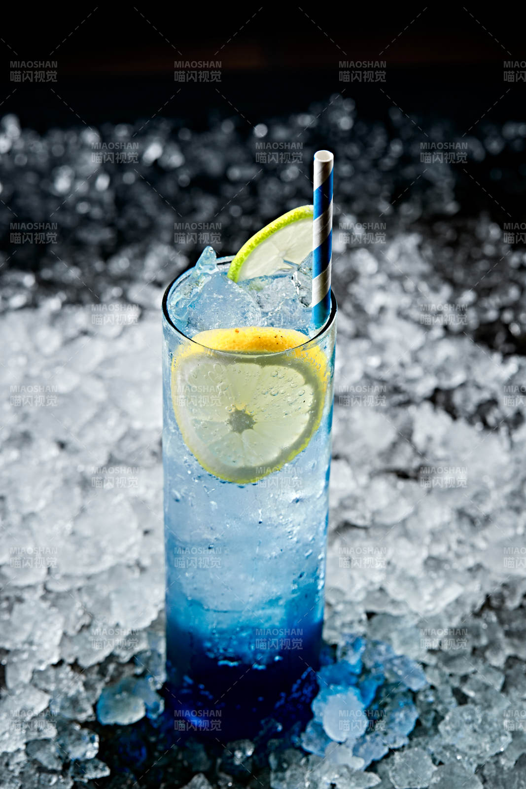 调制含酒精类饮品蓝橙伏特加图片