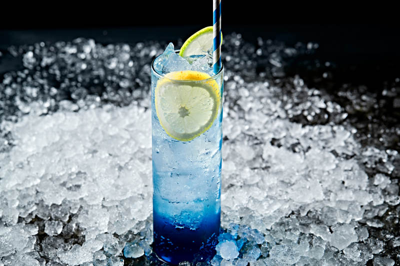 调制含酒精类饮品蓝橙伏特加图片