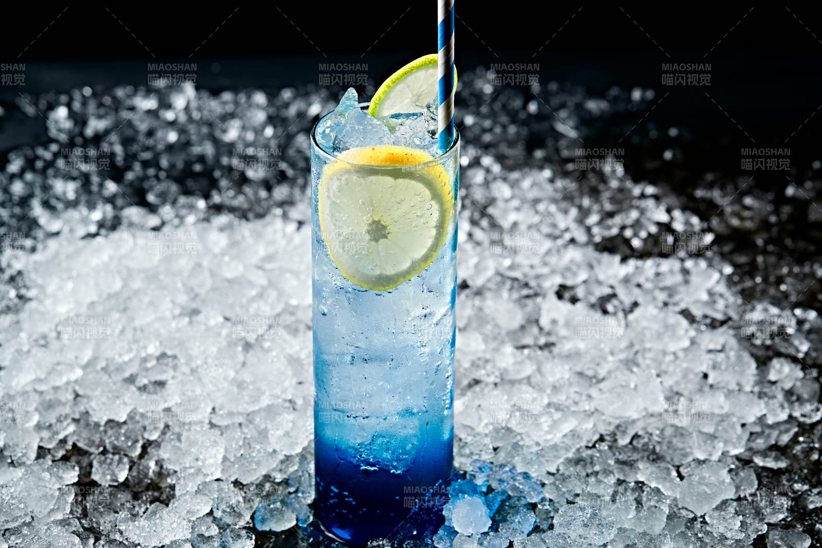 调制含酒精类饮品蓝橙伏特加图片
