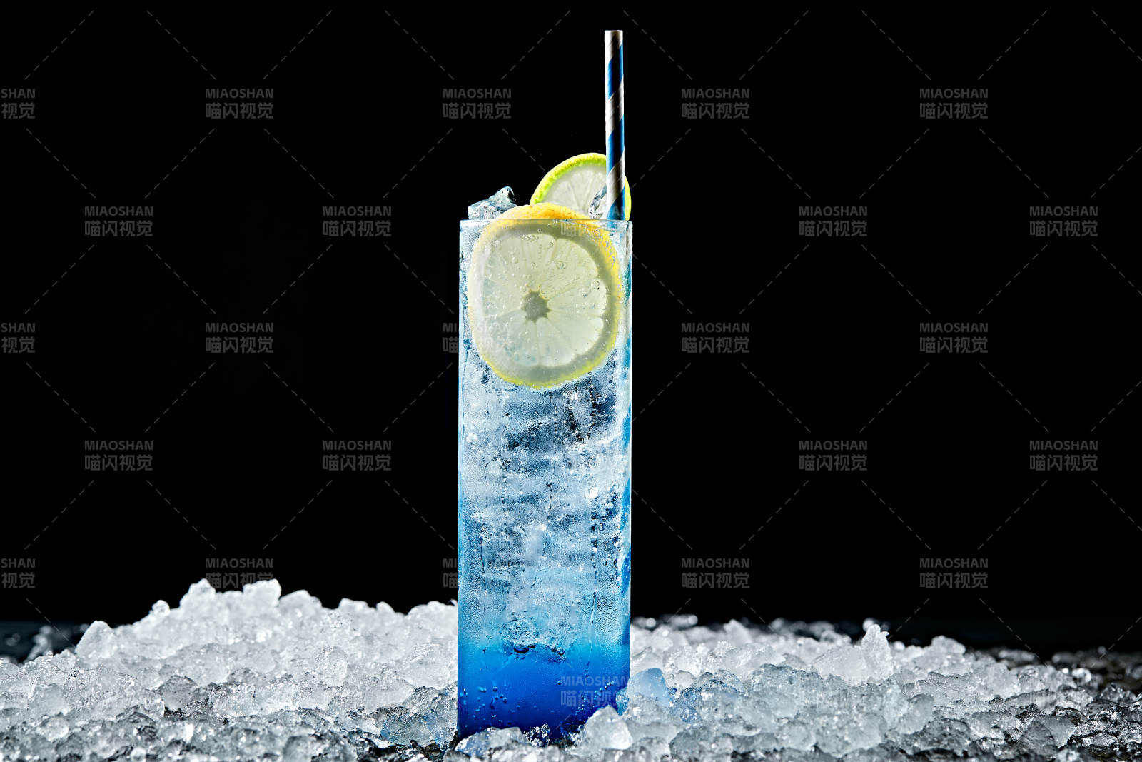 调制含酒精类饮品蓝橙伏特加图片