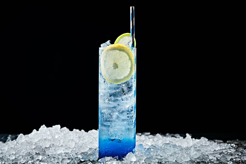 调制含酒精类饮品蓝橙伏特加图片