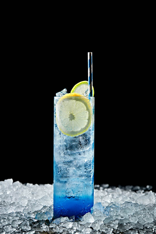 调制含酒精类饮品蓝橙伏特加图片