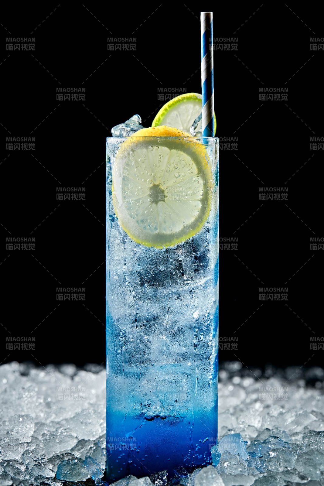 调制含酒精类饮品蓝橙伏特加图片