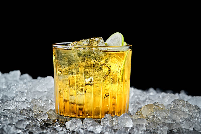 调制含酒精类饮品青柠金酒威士忌图片