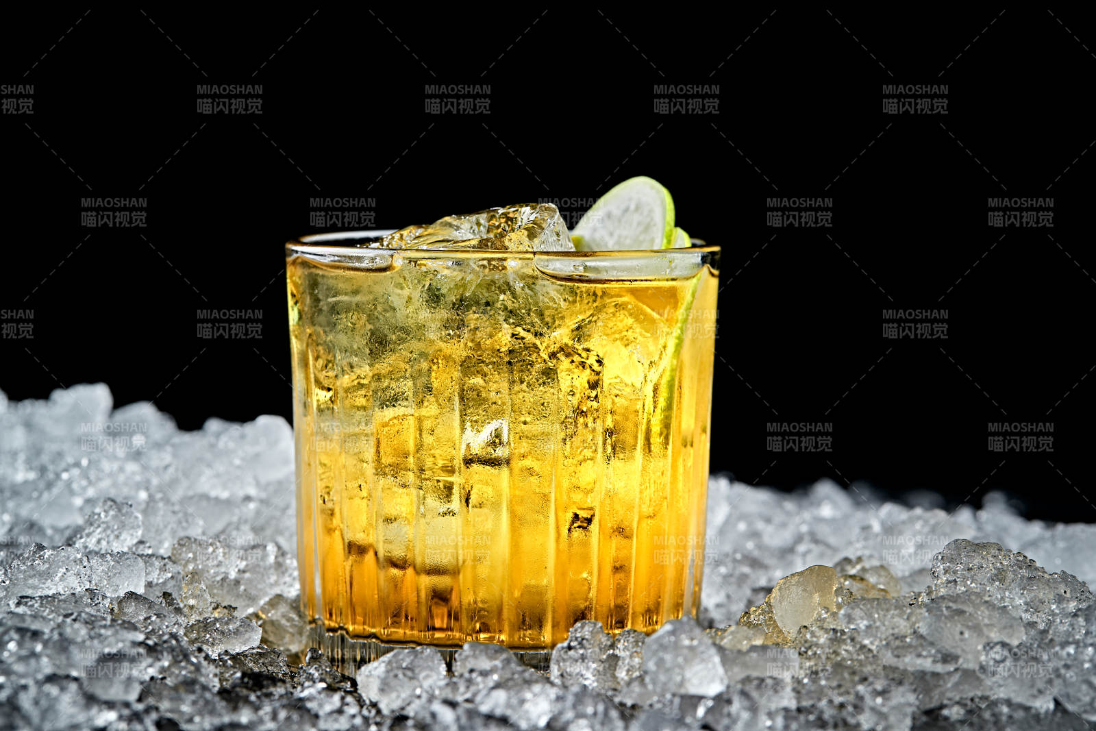 调制含酒精类饮品青柠金酒威士忌图片