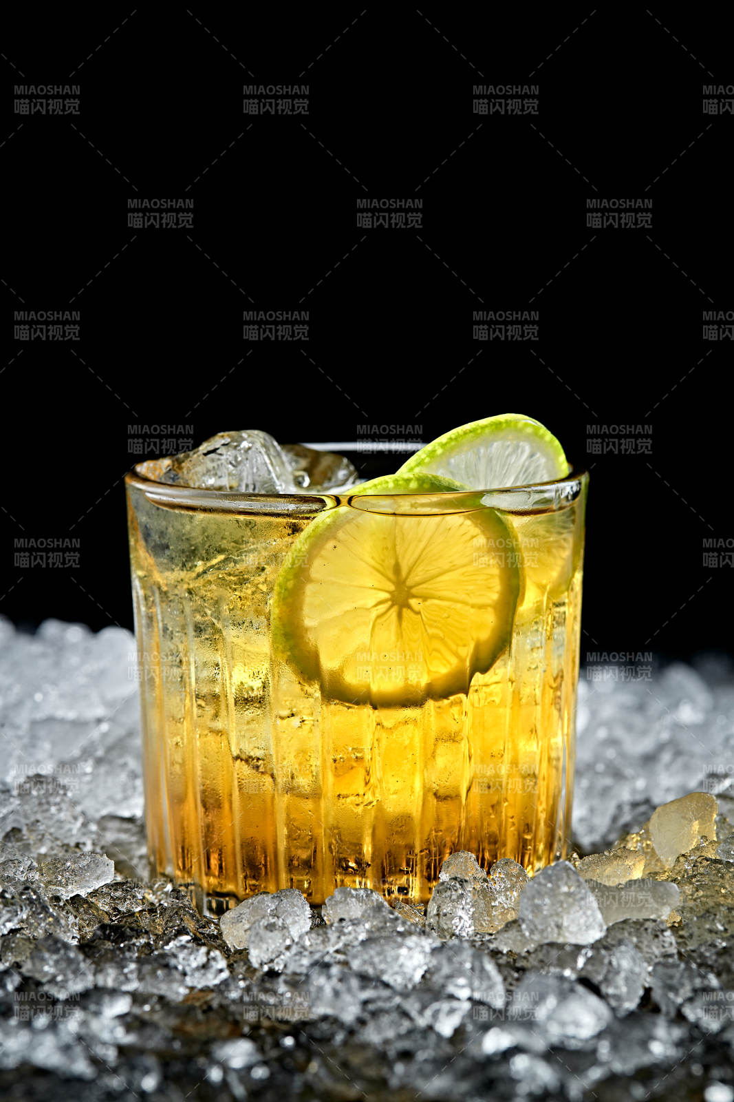 调制含酒精类饮品青柠金酒威士忌图片